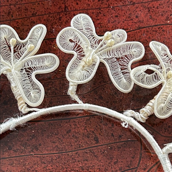 Handcrafted White Floral Headband tierra. wedding band - Picture 6 of 10